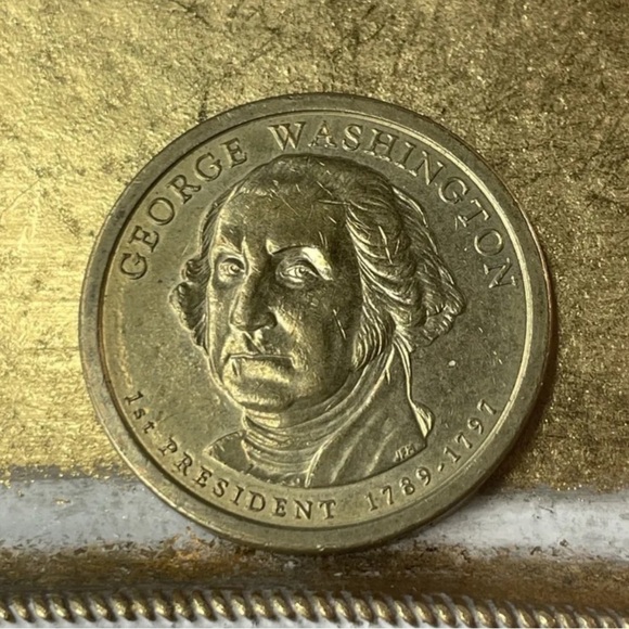 2007 D - George Washington Presidential Golden Dollar Coin - Picture 1 of 4